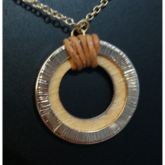 NWT Stone Circle Necklace Periwinkle by Barlow Gold Tone Adjustable New Age - Picture 4 of 6